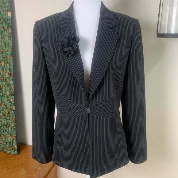 Tahari ASL Size 8 Flower Brooch Pinstripe Blazer Jacket Black White Career - Picture 3 of 15